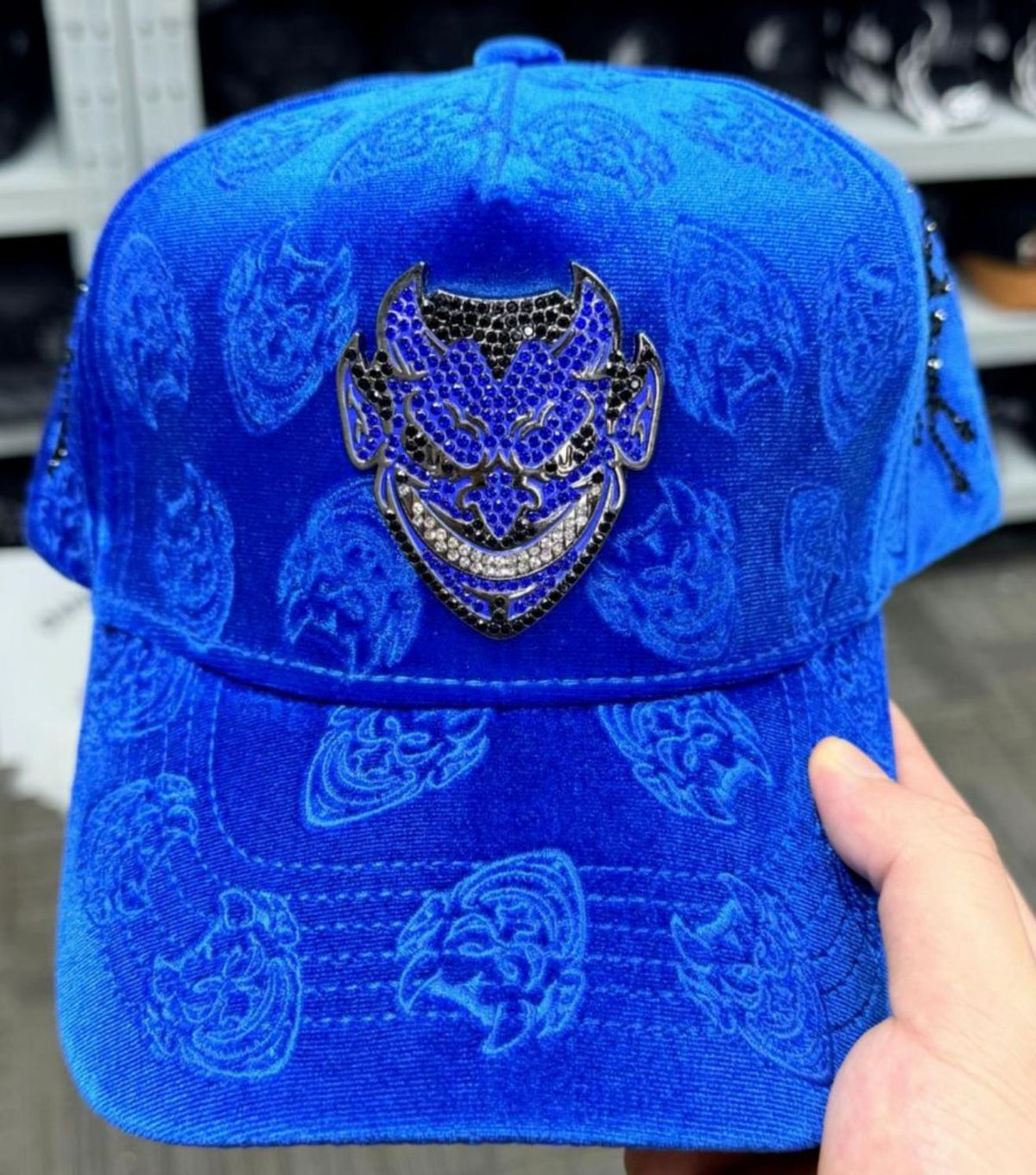 Gorra Máscara de demonio en pedrería