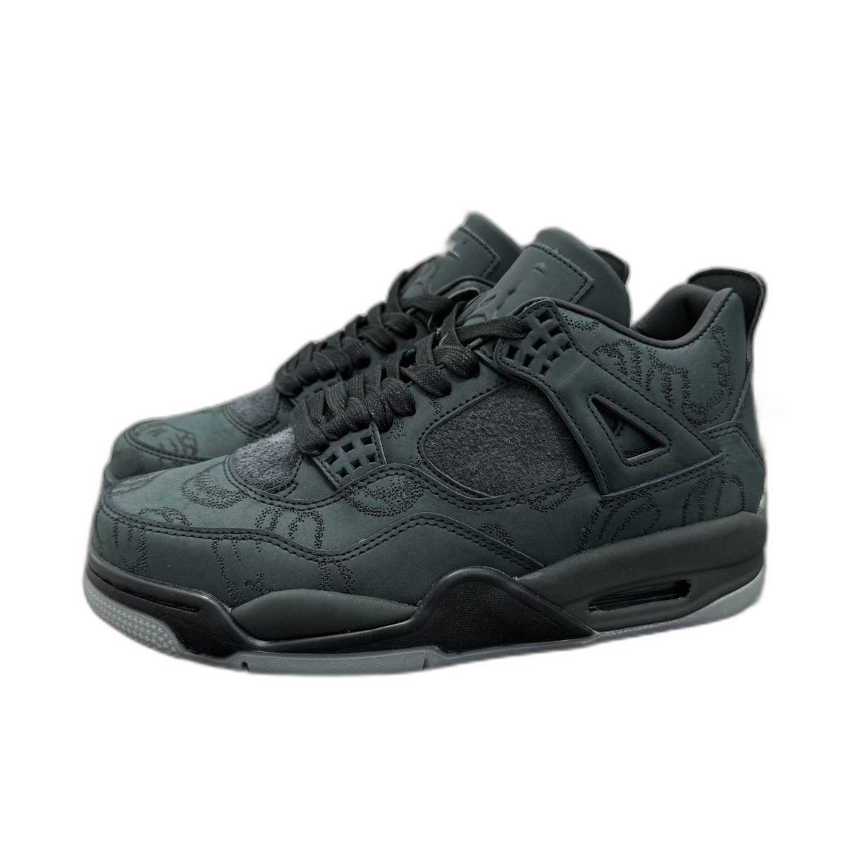 Air Jordan 4 x KAWS Black - SUELA ILUMINOSA