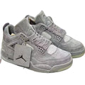 Air Jordan 4 x KAWS Cool Grey - SUELA ILUMINOSA