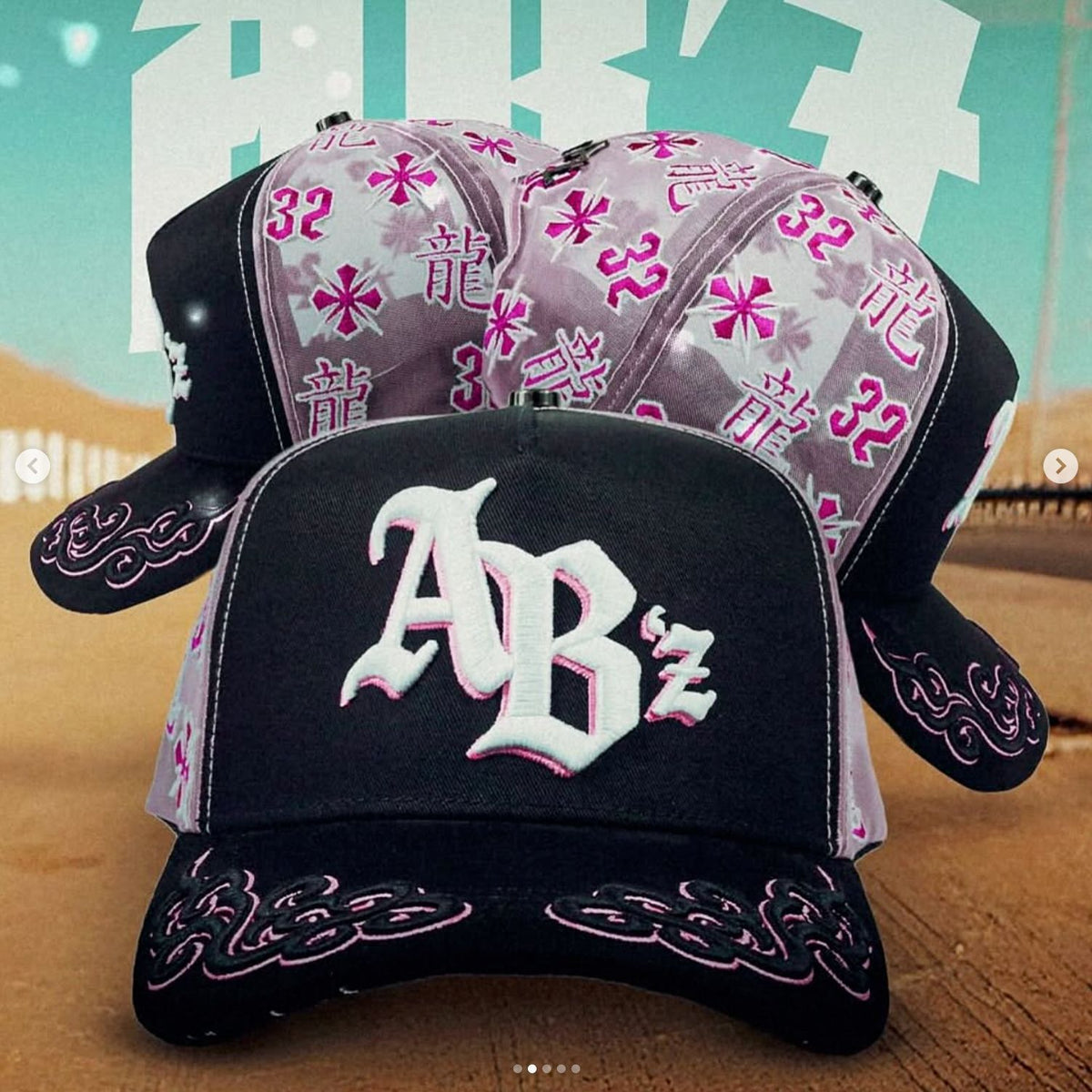 Gorra AB'z rosa con patrón y llamas