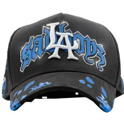 Gorra LA blanco sobre texto azul en pedrería