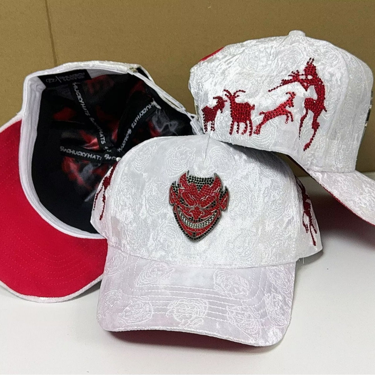 Gorra Gorra blanca con cabra roja y máscara