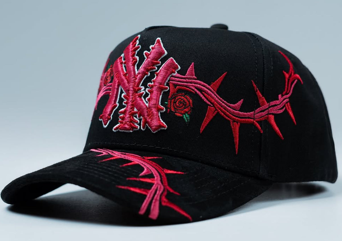Gorra NY con raíces/espinas rojas