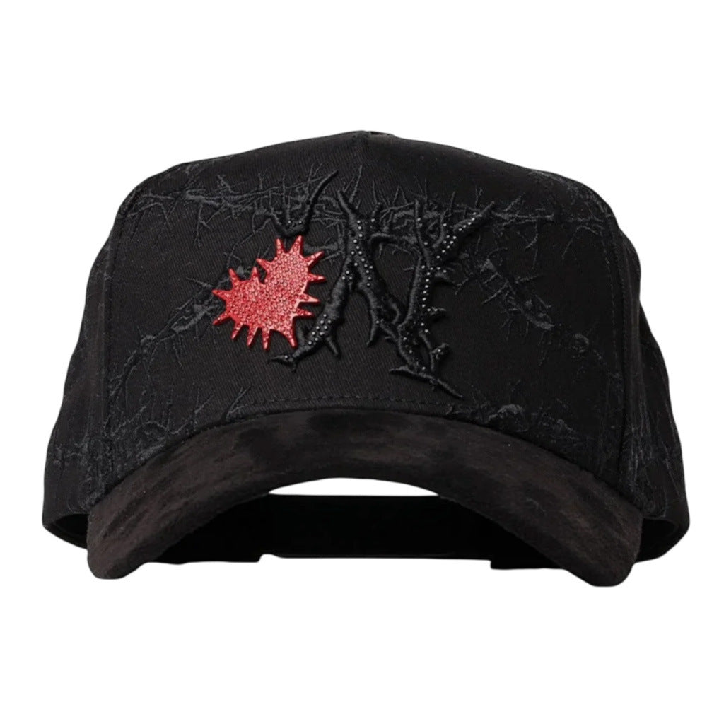 Gorra Salpicadura roja abstracta con letra N