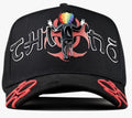 Gorra Personaje colorido con texto estilizado y flamas
