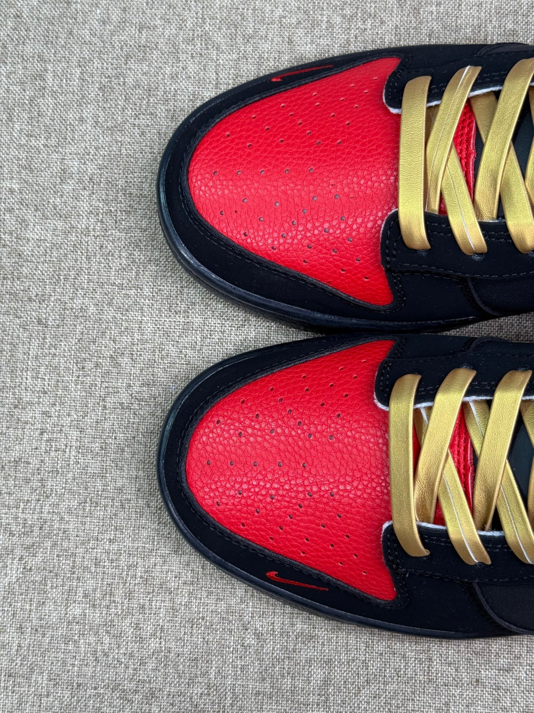 Nike Dunk Low x Supreme