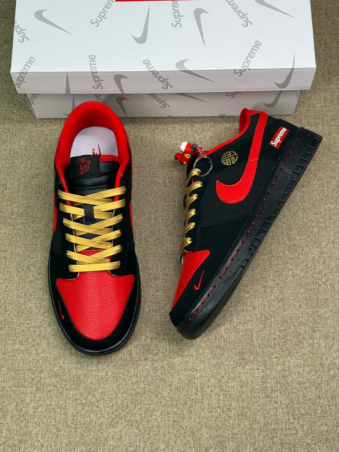 Nike Dunk Low x Supreme