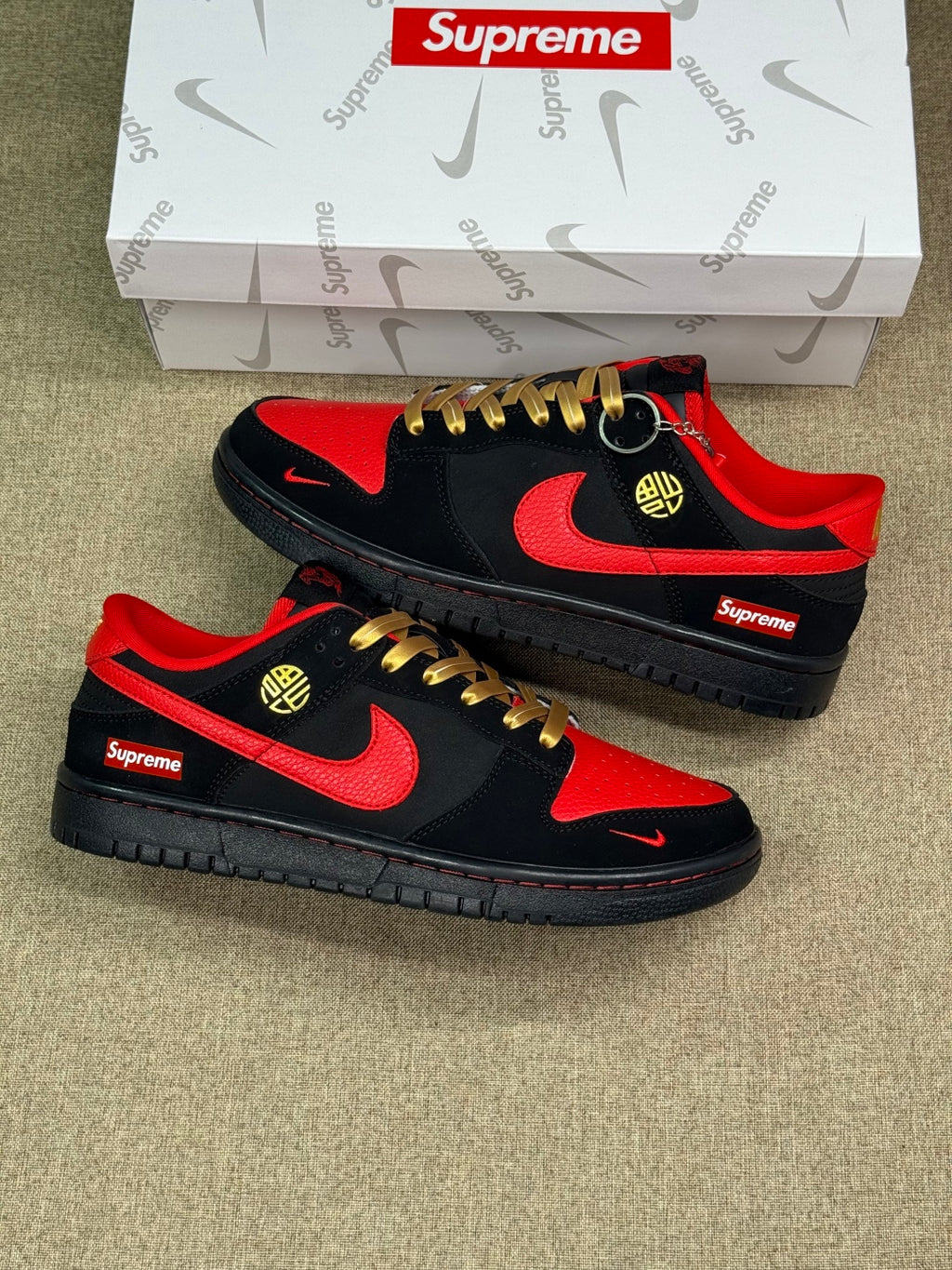 Nike Dunk Low x Supreme