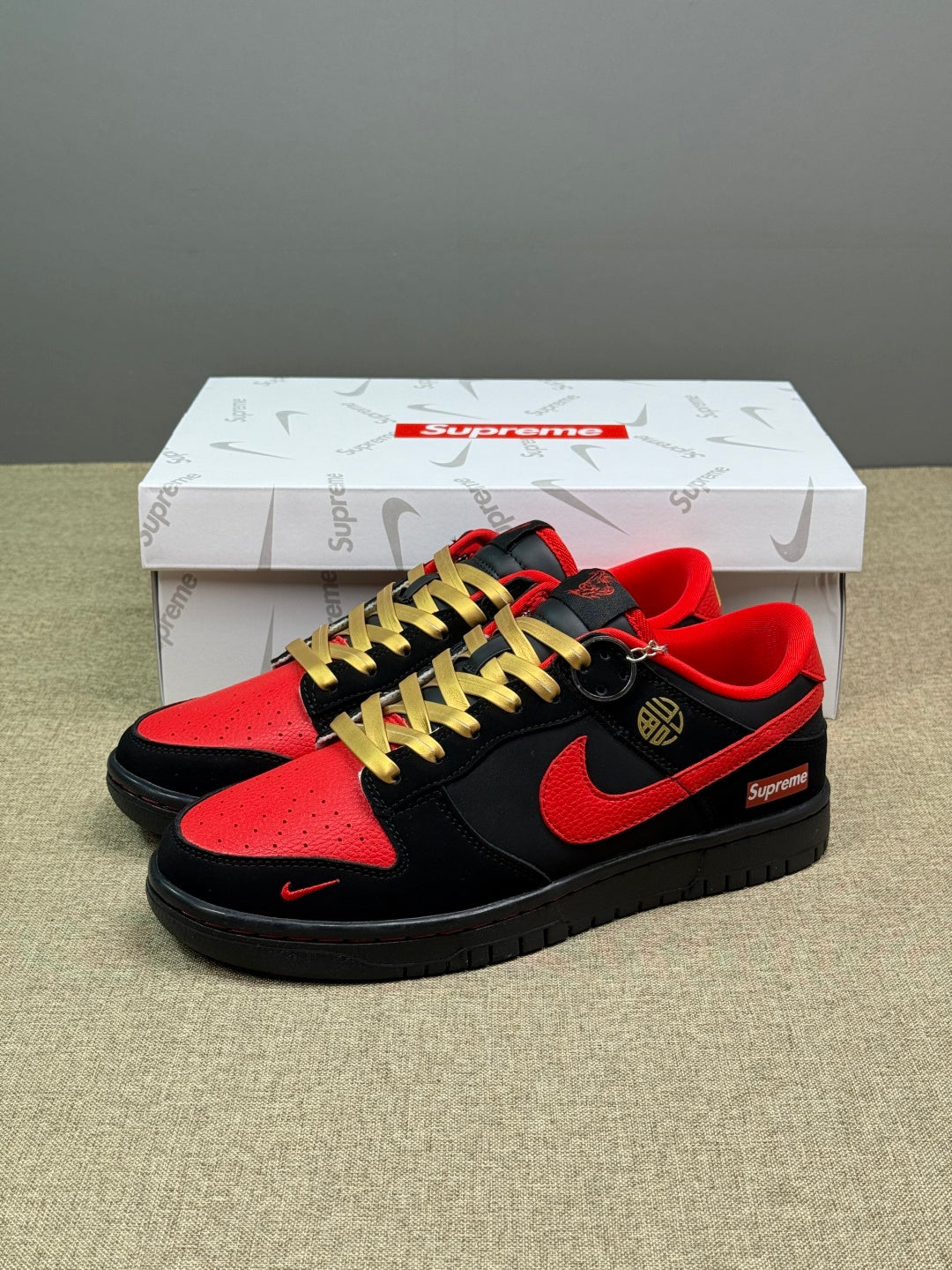 Nike Dunk Low x Supreme