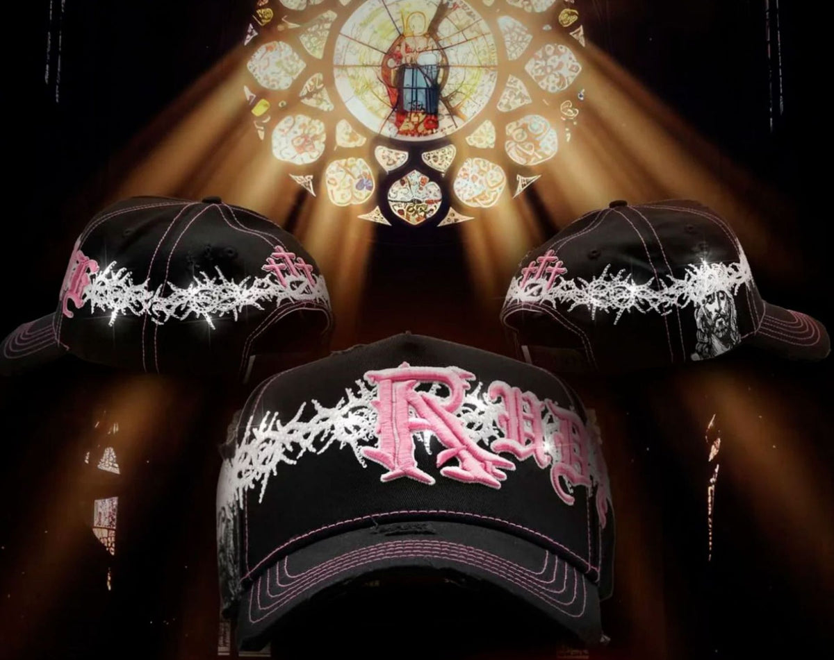 Gorra Texto gótico rosa con alambre de espino