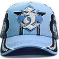 Gorra Celeste con número 3 y símbolos en