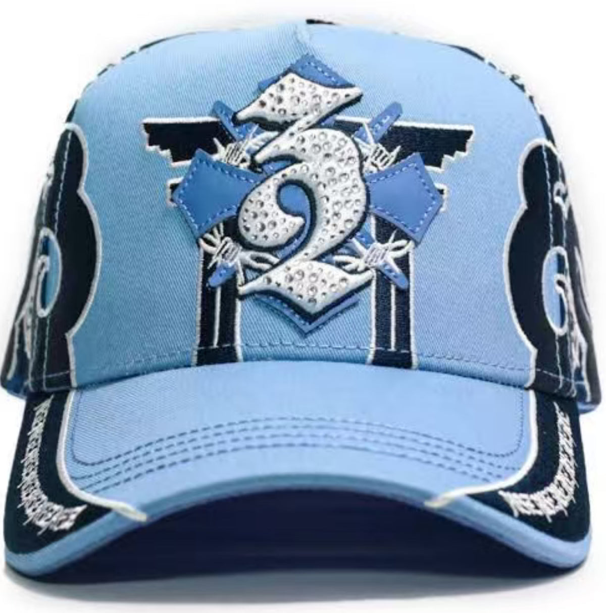 Gorra Celeste con número 3 y símbolos en