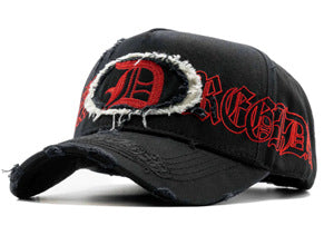 Gorra Letra D grande roja gótica sobre tela
