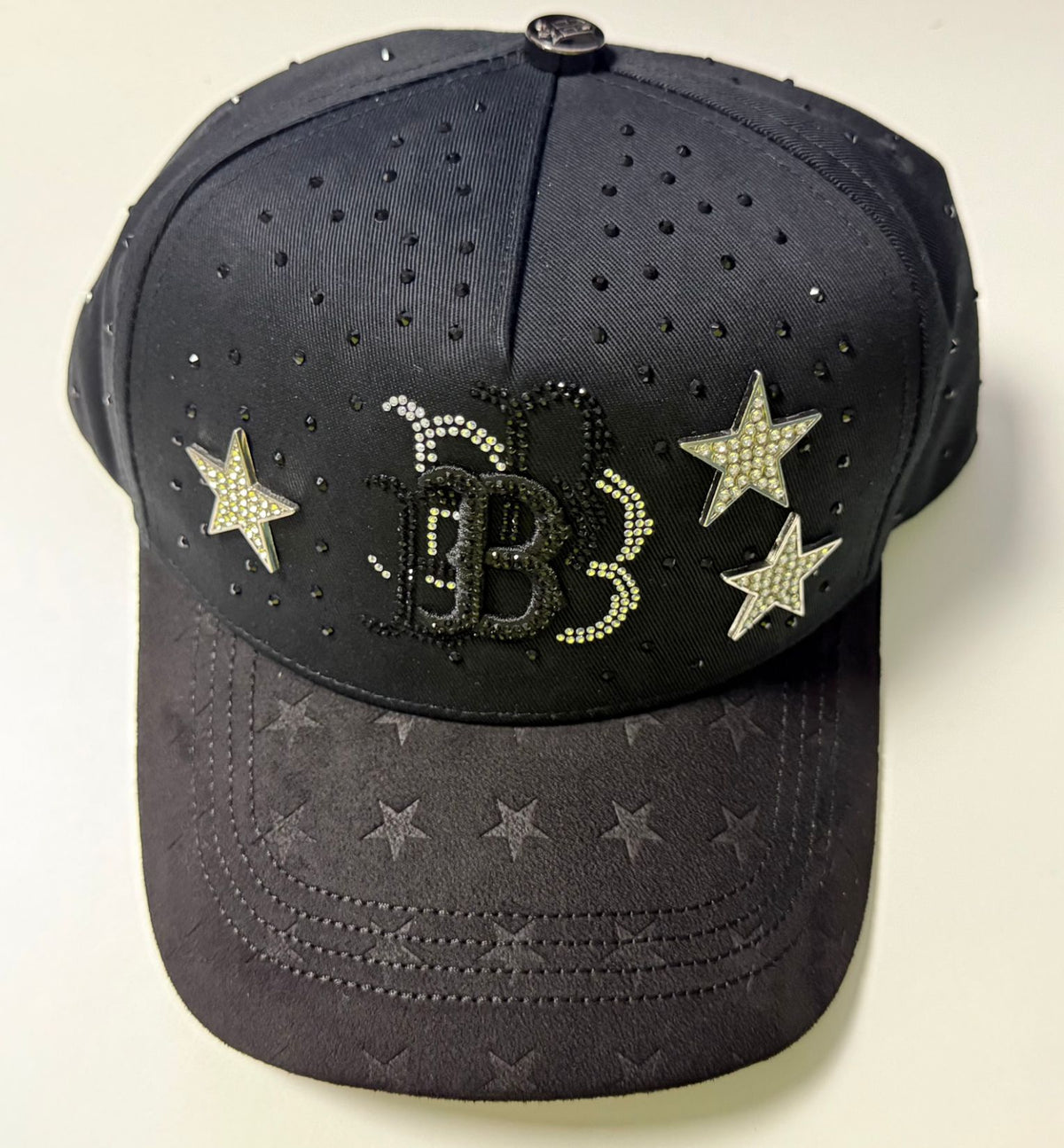 Gorra B3 con estrellas en pedrería