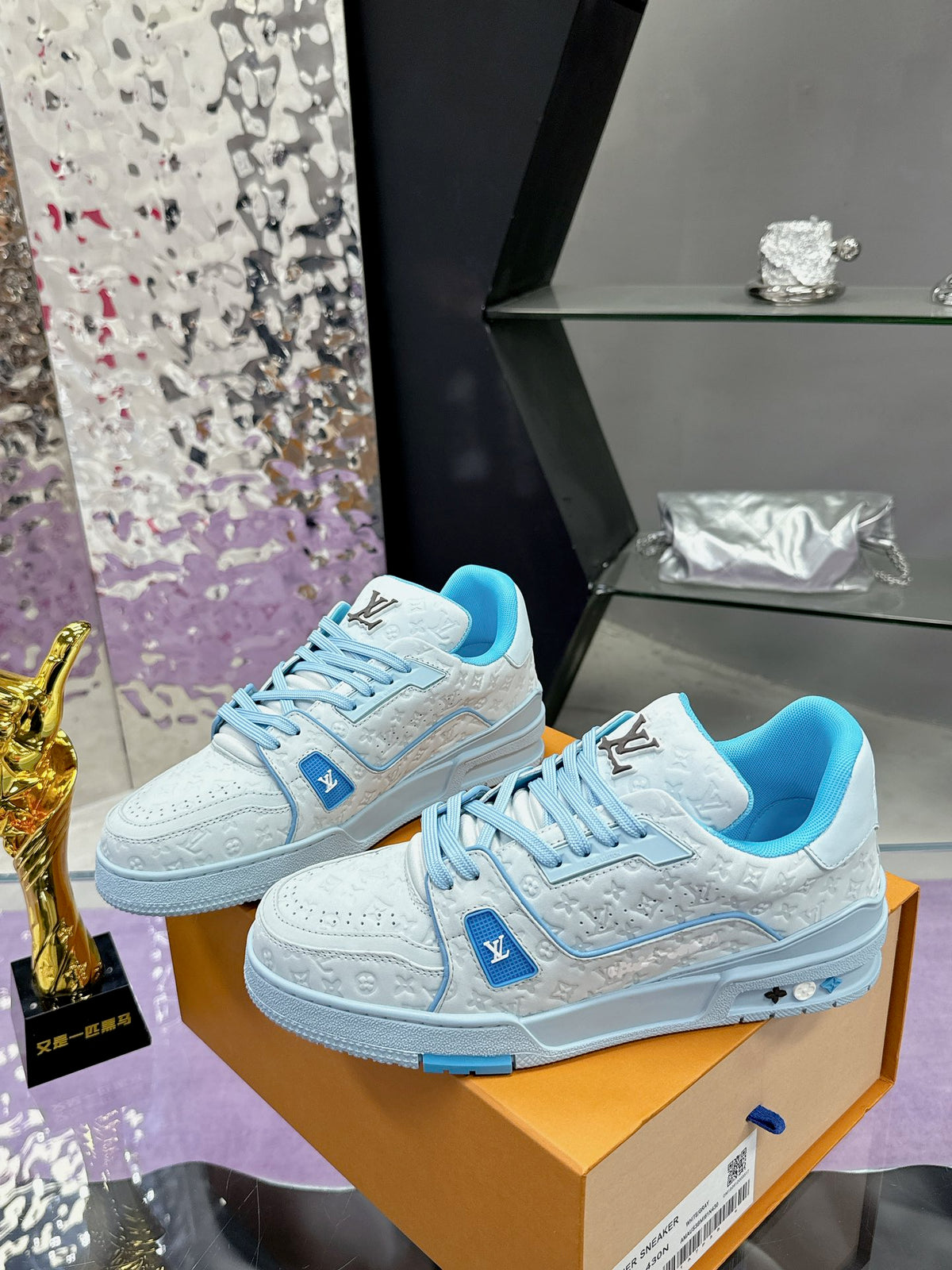 Louis Vuitton Trainer – Celeste Monogram