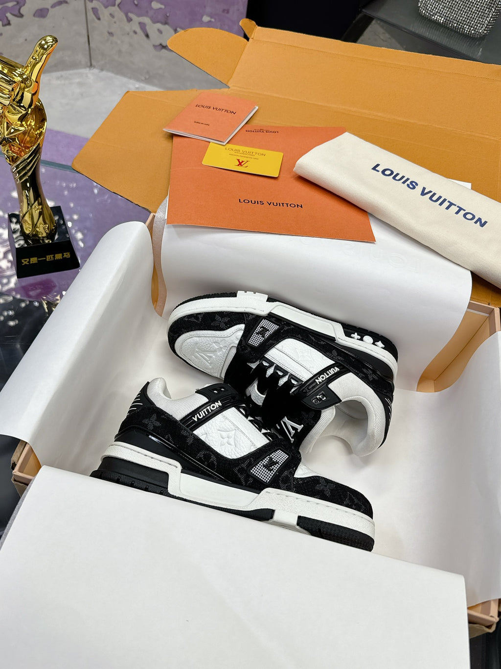 Louis Vuitton Trainer – Blancas