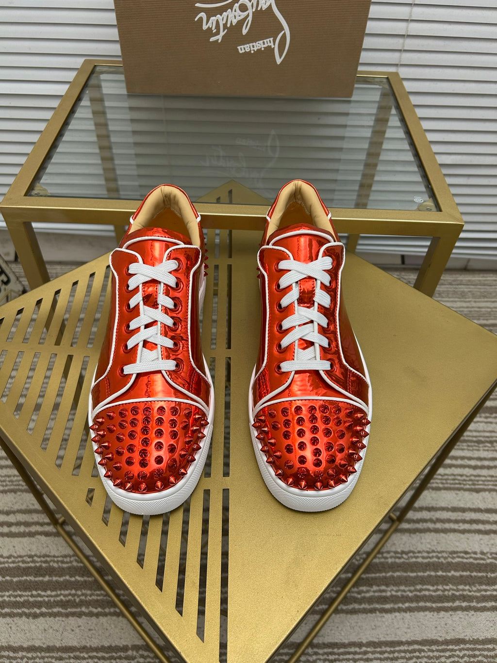 Christian Louboutin Louis Junior Spikes – Rojo Metálico