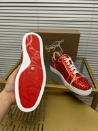 Christian Louboutin Louis Junior Spikes – Rojo Metálico