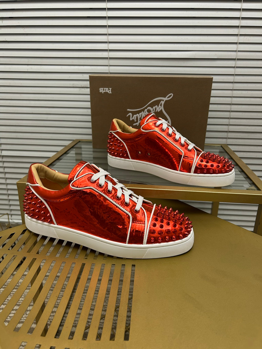 Christian Louboutin Louis Junior Spikes – Rojo Metálico
