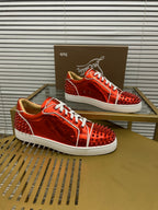 Christian Louboutin Louis Junior Spikes – Rojo Metálico